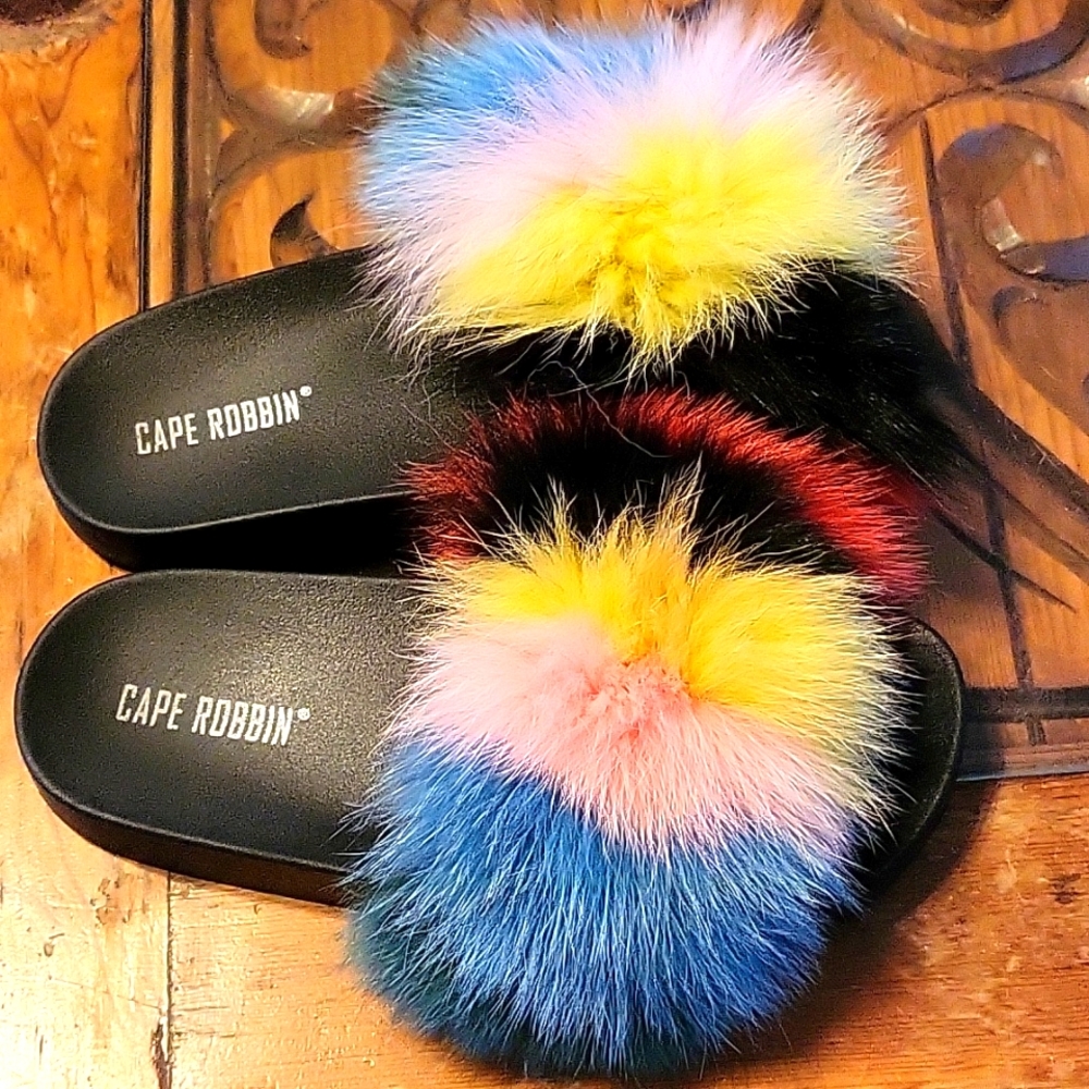 Gorgeous Fluffy Fur Feathery Rainbow 🌈 Slipper Slides size 6 Cape Robbin